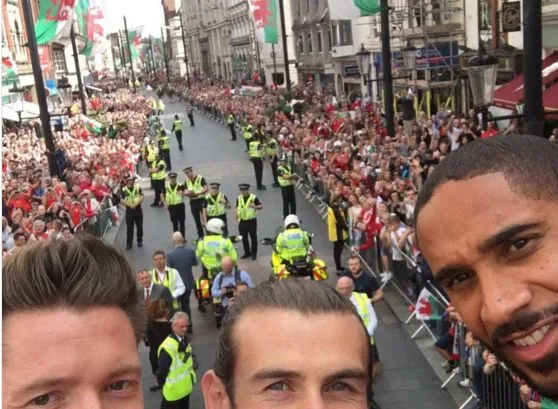 Les Gallois accueillis en héros à Cardiff