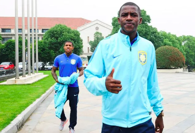 Ramires tente de frapper un arbitre