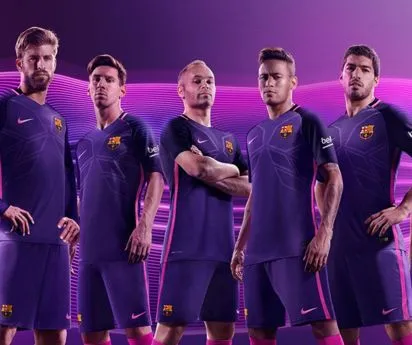 Les nouveaux maillots violets du Barça et du Real