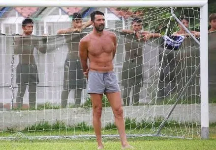Quand Buffon improvise un match avec des enfants en vacances