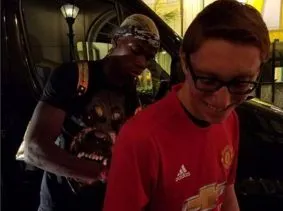 Pogba signe un maillot de MU à un fan