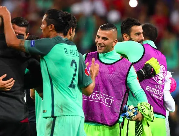 Anthony Lopes chante les deux hymnes