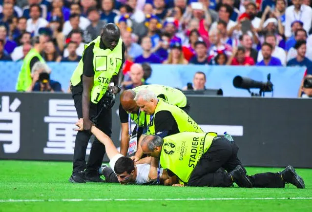 Les joueurs de l’Anzhi aident un jeune streaker