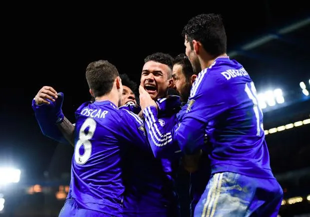 Kenedy jongle avec un ballon de foot américain