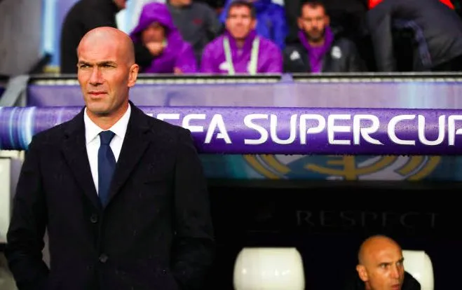 Zizou arrosé par ses joueurs en conférence de presse