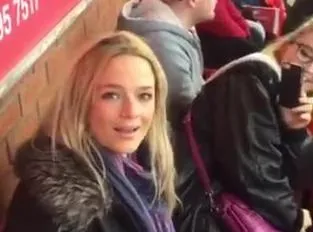 Elle entend sa chanson à Anfield