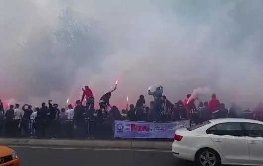 Le Beşiktaş inaugure son stade sous les fumigènes