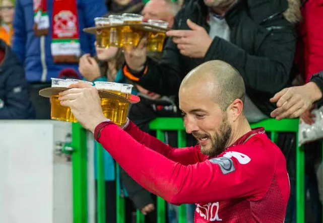 Il boit une bière après une occasion manquée