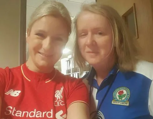 Des maillots de foot au travail, en Angleterre