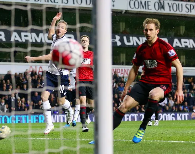 Tottenham se cogne aux poteaux