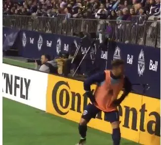 Il lance du popcorn sur un joueur et se fait virer du stade