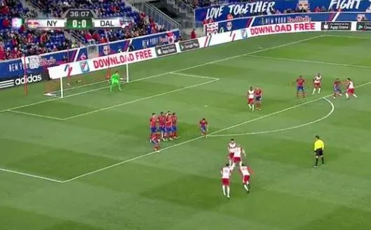 La jolie combinaison sur coup franc des NY Red Bulls