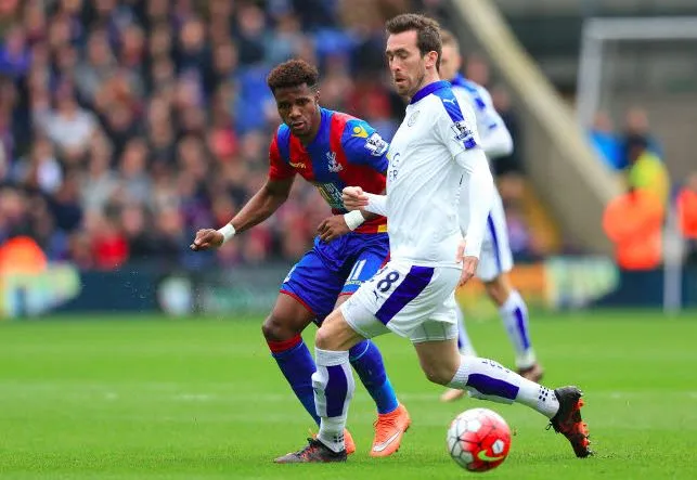 Les joueurs de Leicester exultent devant la télé