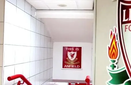 La plaque «<span style="font-size:50%"> </span>This is Anfield<span style="font-size:50%"> </span>» provisoirement enlevée