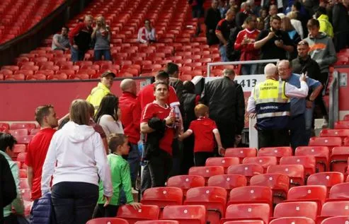 Old Trafford évacué, match annulé