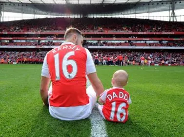 Ramsey et son fils dans le rond central de l’Emirates