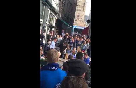 Une fan de Bruges célèbre le titre avec un strip-tease