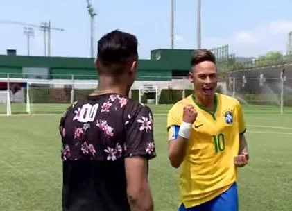 Quand Neymar rencontre sa statue de cire