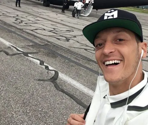 Özil s&rsquo;essaie au français