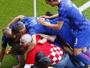 Un supporter croate entre sur la pelouse après le but de Modrić