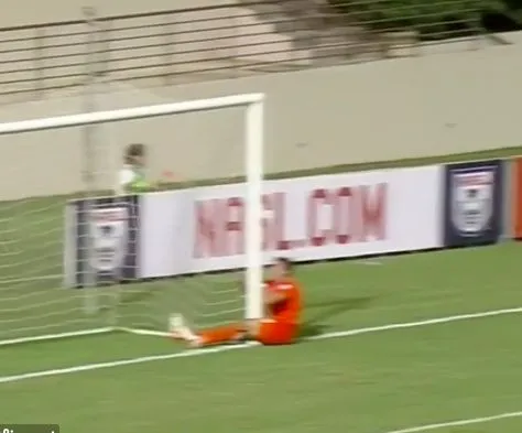 Un défenseur du Puerto Rico FC croise la route d’un poteau