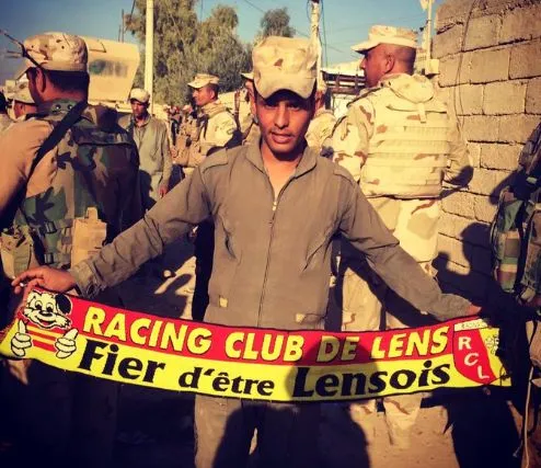 Un soldat irakien pose avec l&rsquo;écharpe du RC Lens