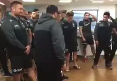 Le haka des Néo-Zélandais devant l’équipe de Liverpool