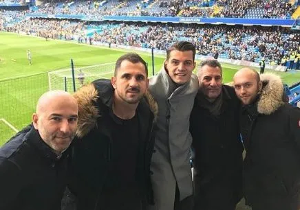 Xhaka au milieu des supporters à Stamford Bridge