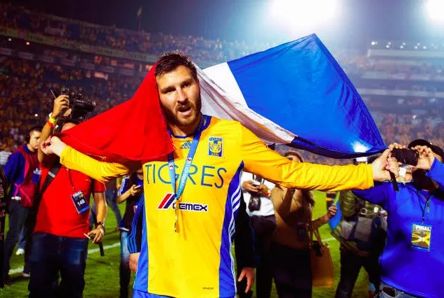 Gignac stoppe une interview de son coéquipier Vargas