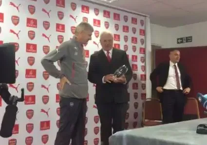 Wenger reçoit un trophée pour son 20ème anniversaire à Arsenal