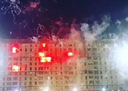 Un festival pyrotechnique depuis un immeuble en Coupe d&rsquo;Algérie