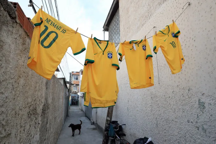 Joue-t-on mieux au foot avec un maillot jaune ?