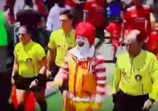 Ronald McDonald donne le coup d&rsquo;envoi de Real-MU