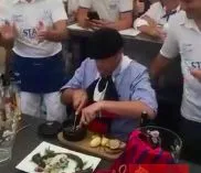 Le maire de Mont-de-Marsan mange un rat à cause du PSG