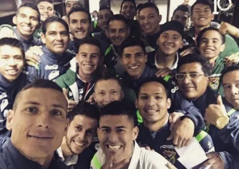 Pablo Escobar se tient les parties intimes face au Chili