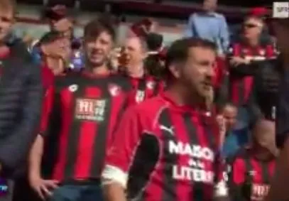 Un supporter de Bournemouth avec le maillot de Nice