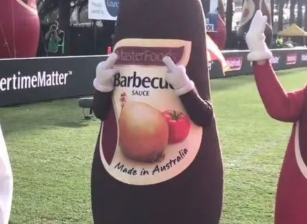 Une sauce barbecue géante se frite avec les supporters adverses