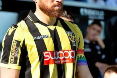 Critiqué pour avoir porté un brassard LGBT