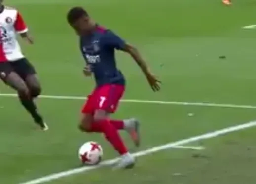 David Neres claque un geste «<span style="font-size:50%">&nbsp;</span>à la Berbatov<span style="font-size:50%">&nbsp;</span>»