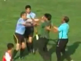 À Tahiti, un arbitre se bat avec un supporter pendant un match