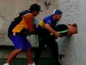 Il se coince dans un mur pour assister à un match de Boca