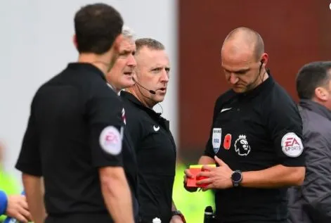 Stoke-Leicester : l&rsquo;arbitre se blesse et se fait remplacer