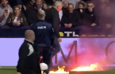 La pelouse du club d&rsquo;Hyde United prend feu face à MK Dons