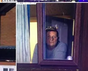 Un fan anglais mate Chorley-Fleetwood depuis sa fenêtre