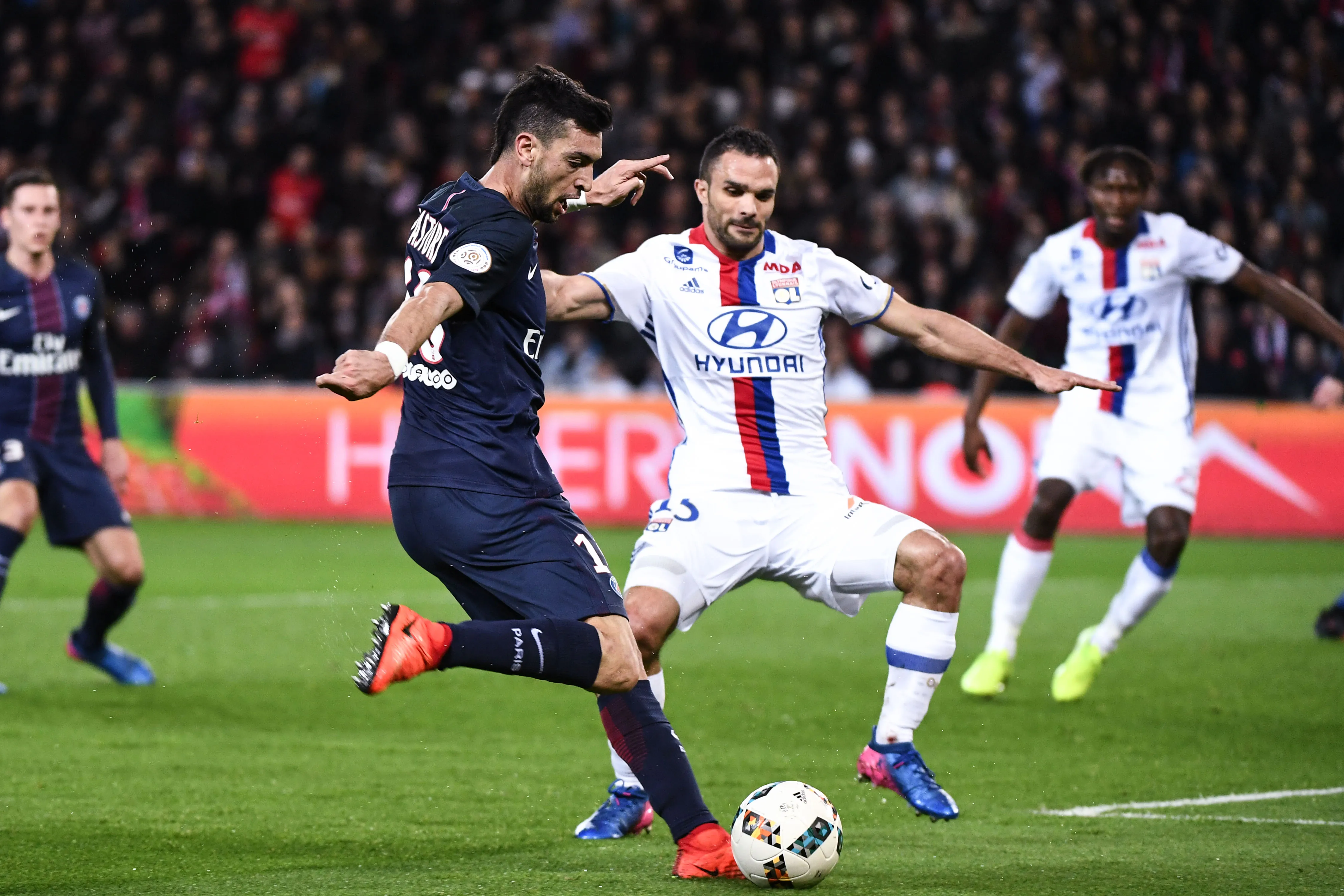 Prendre Javier par la main