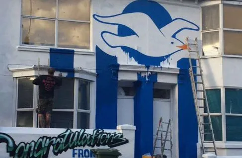 Un supporter de Brighton repeint sa maison