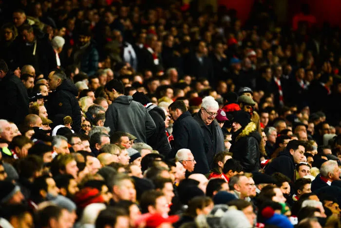 Les gens qui quittent le stade cinq minutes avant la fin