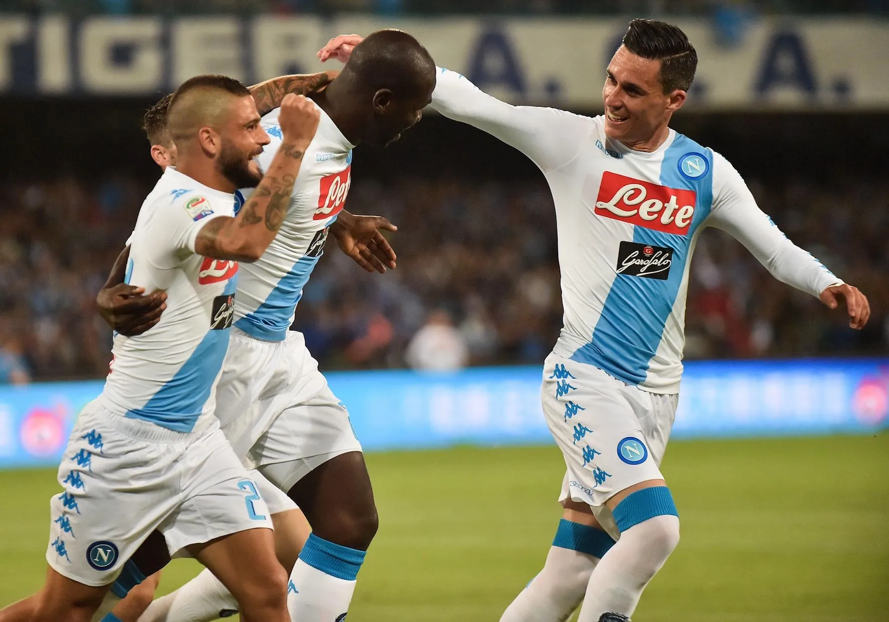 Naples continue de se goinfrer