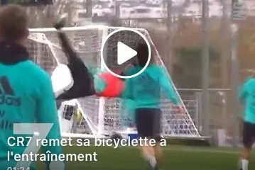 Vidéo : Cristiano Ronaldo remet sa bicyclette à l'entraînement (via Facebook SO FOOT)