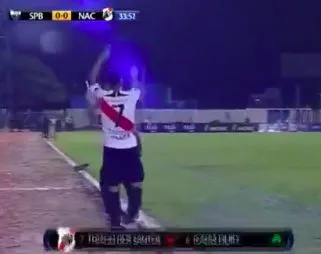 Remplacé, Thiago Santos insulte et frappe son coach